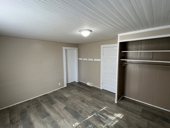 Building Photo - Cozy 2-Bedroom, 1-Bathroom Home