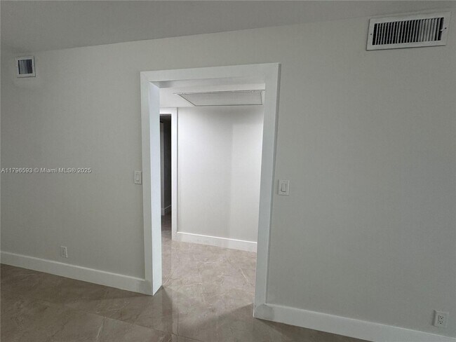 Building Photo - 3404 Bimini Ln