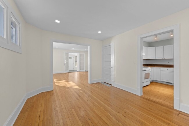 Building Photo - 823 Deerfield Rd