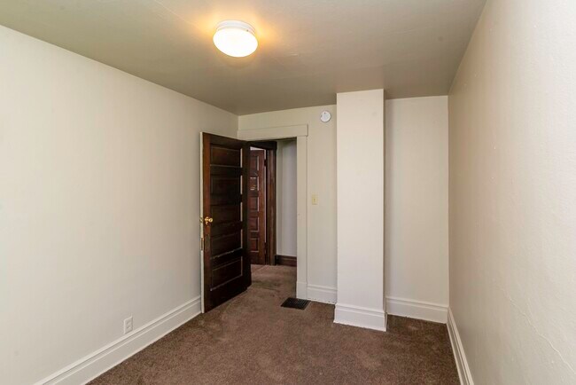 Building Photo - 831 Brookwood Pl