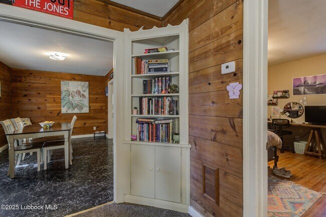 Building Photo - Charming & Unique 4 Bedroom