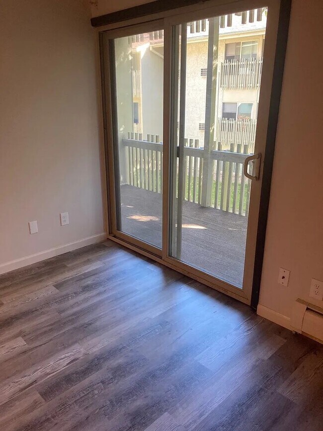 Building Photo - 1 Bedroom Condo Available Now!