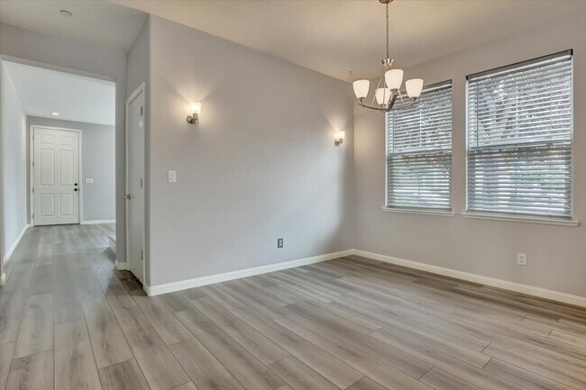 Building Photo - 683 Courtyards Loop