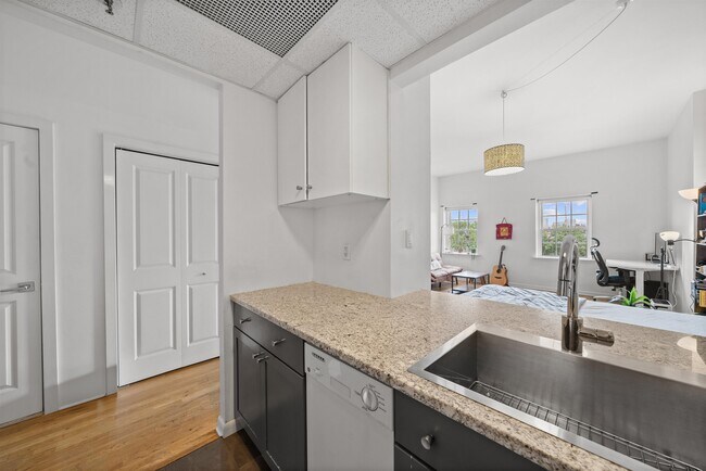 Building Photo - 227 Christopher Columbus Dr