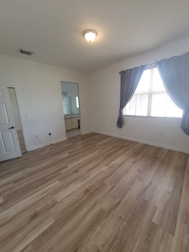 Building Photo - 988 SW 154th Path