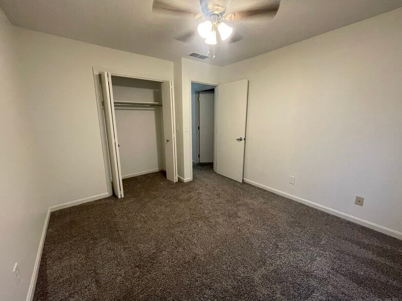Building Photo - 8733 Hanover Dr
