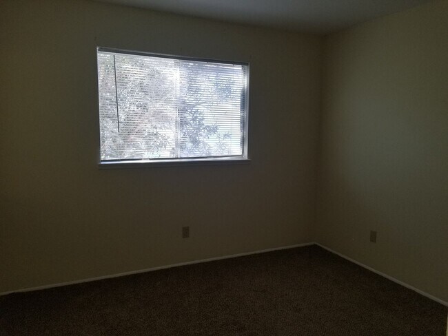 Building Photo - 3-bedroom 2-bath with garage