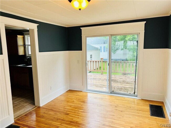 Building Photo - 1005 Gotham St