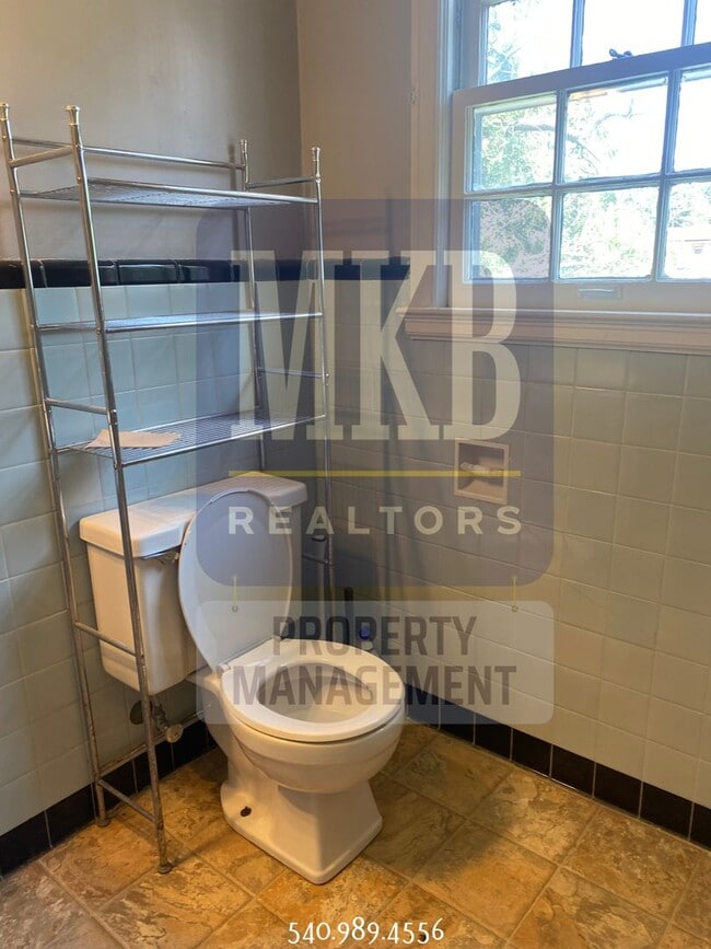 Building Photo - 2 Bedroom 1 Bath Duplex in Grandin/Raleigh...