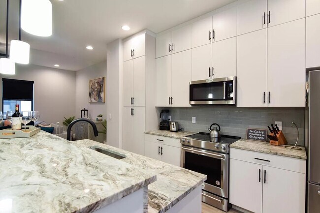 Building Photo - 1332 W Gray St