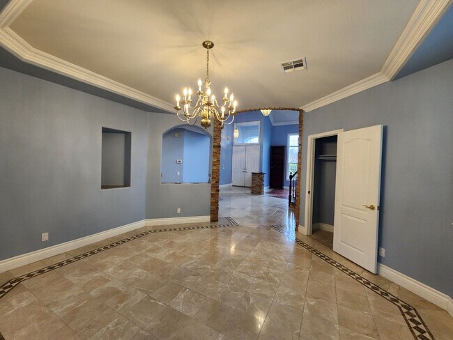 Building Photo - Entertainers Delight with minutes of shopping and restaurants