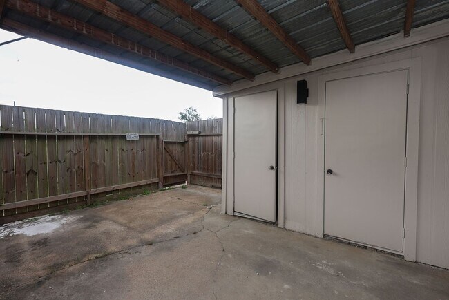 Building Photo - 708 Staitti St