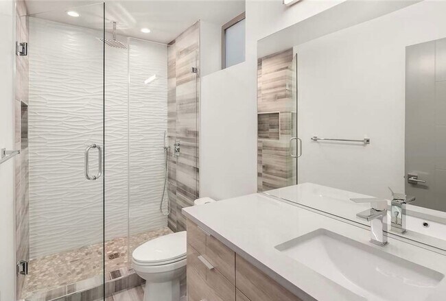 Building Photo - Sophisticated 3 Bedroom Townhome