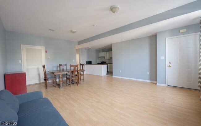Building Photo - 372 Bramhall Ave