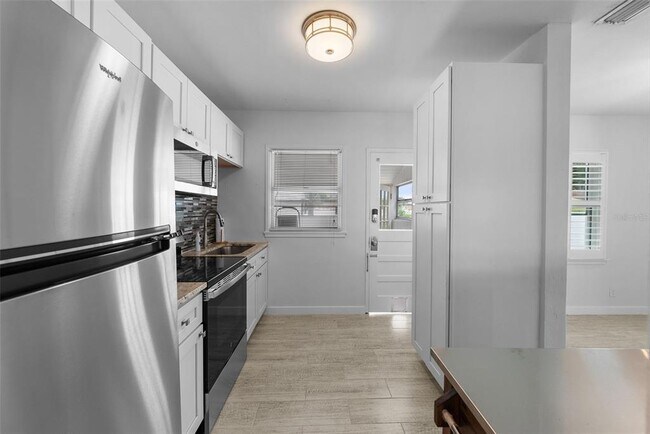 Building Photo - 402 Channel Dr