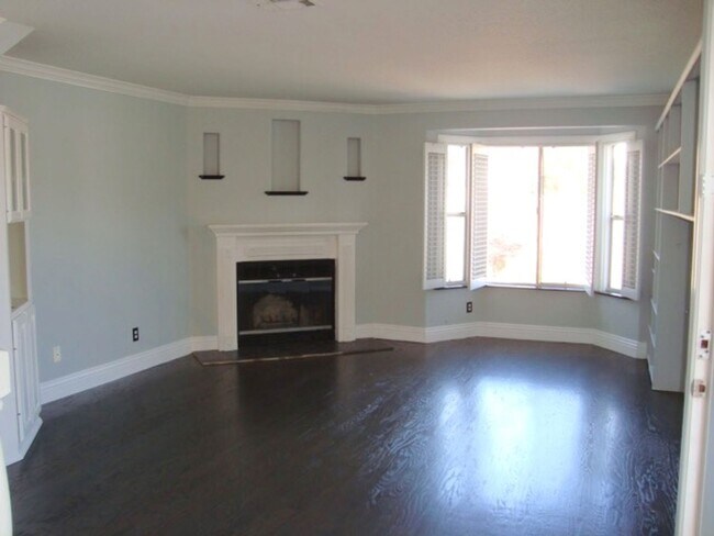 Building Photo - STUNNING TOWNHOME 2 BED 2.5 BATH 2 CAR GARAGE NORTH PARK/HILLCRES