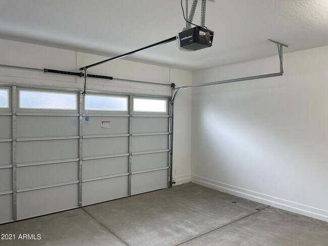 Building Photo - 901 S Smith Rd