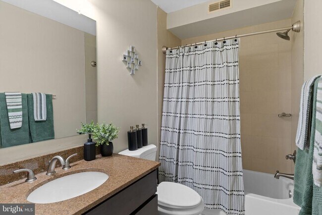 Building Photo - 417 18th St NE