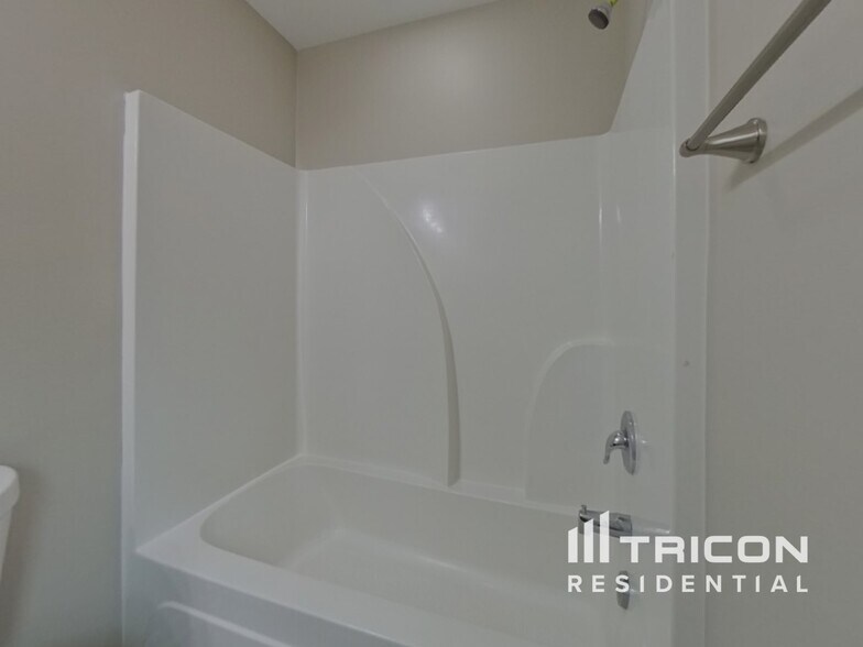 Building Photo - 104 Glazed Springs Ct