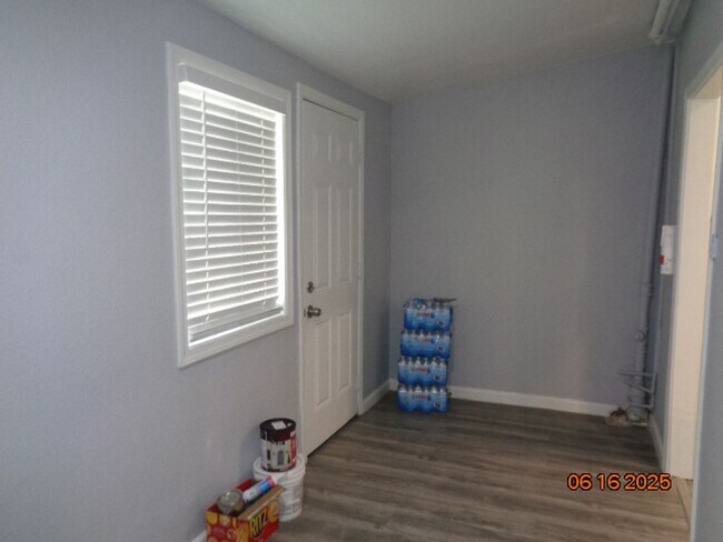 Building Photo - Cute and Cozy Ranch Style Home in East Lan...