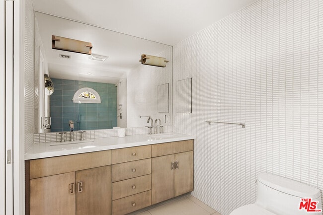 Building Photo - 647 Toyopa Dr