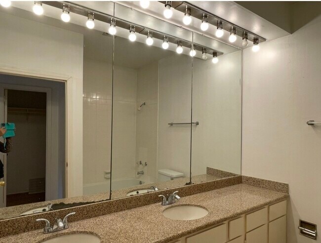 Building Photo - 2209 S Braeswood Blvd