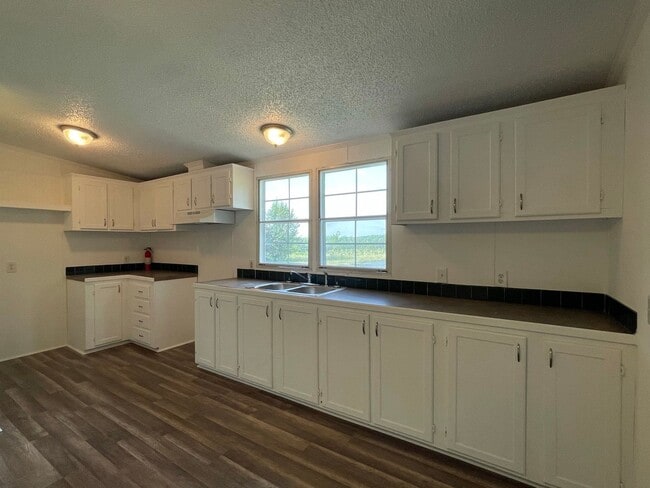 Building Photo - Recently Renovated Home