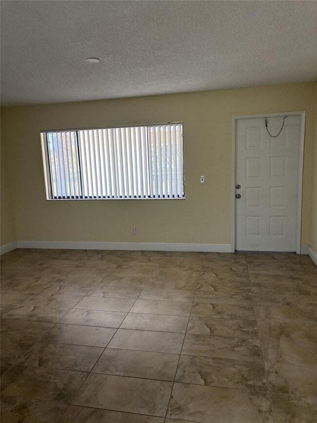 Building Photo - 1529 Meadows Cir W