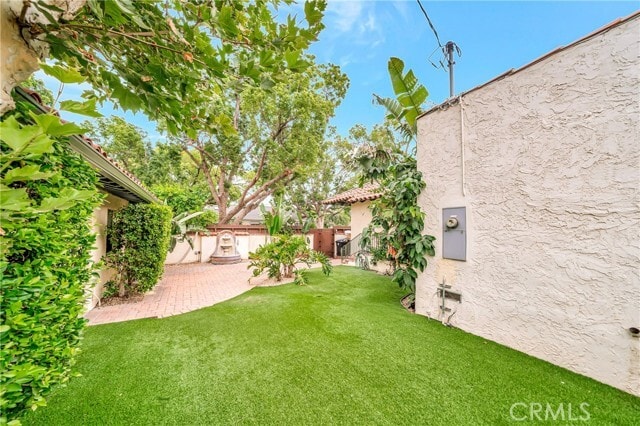 Building Photo - 546 S Beachwood Dr