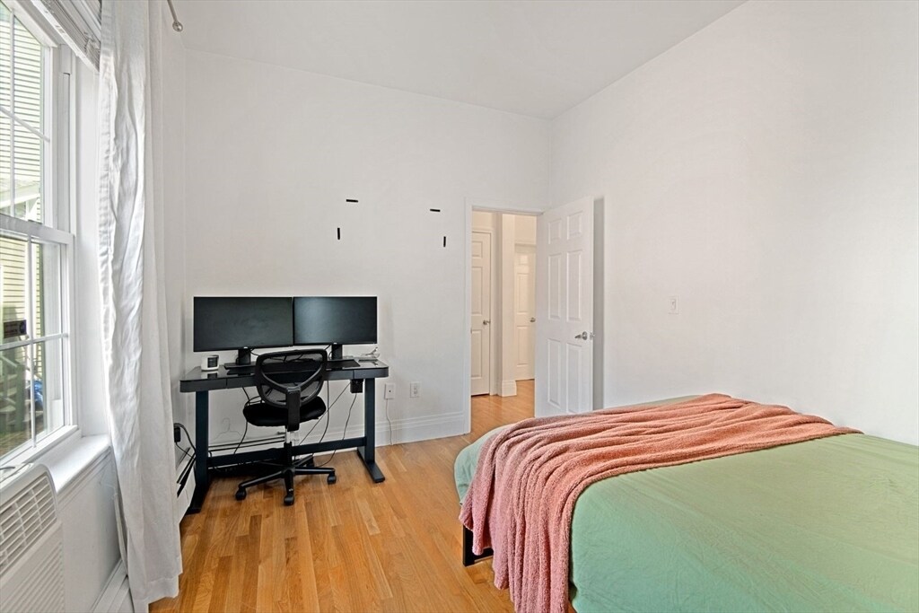 Building Photo - 249 Roxbury St