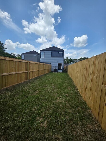 Building Photo - 4702 Baton Rouge St