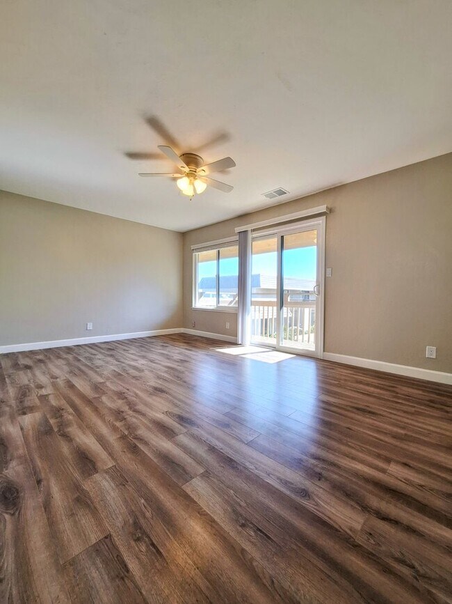 Building Photo - Beautiful & Spacious 3bd Townhouse w/Detached Garage