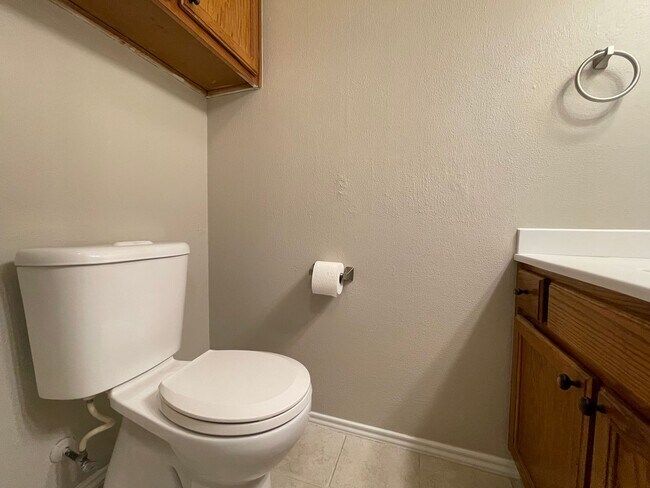 Building Photo - Cozy Townhome Minutes to the Chisholm Trai...