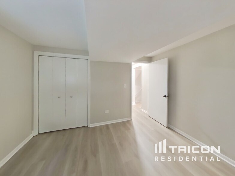 Building Photo - 869 Oakwood Dr