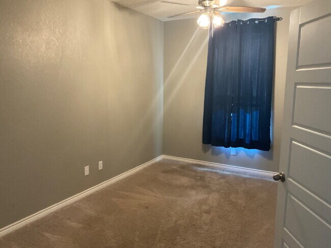 Building Photo - New beautiful 3/2.5 home with Office