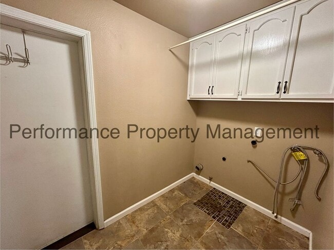 Building Photo - Charming 3 Bed/2 Bath in Porterville w/ RBP & $0 Deposit Option