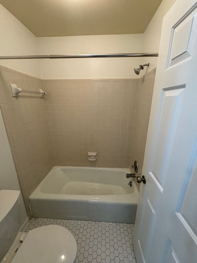 Building Photo - 834 Brentwood Pointe