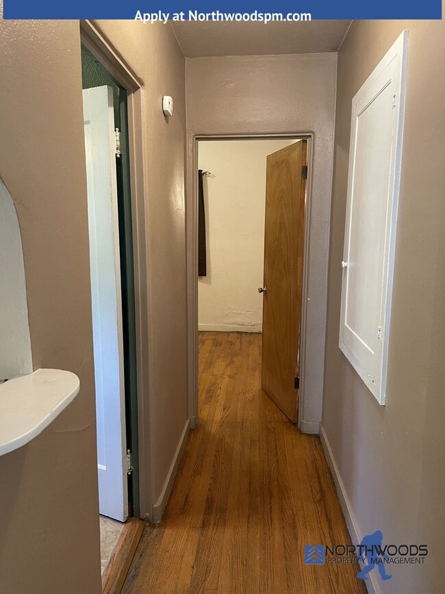 Building Photo - Great 2 Bedroom 1 Bath Cottage Style Home ...