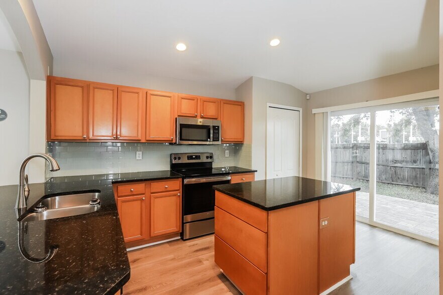 Building Photo - 447 Maple Pointe Dr