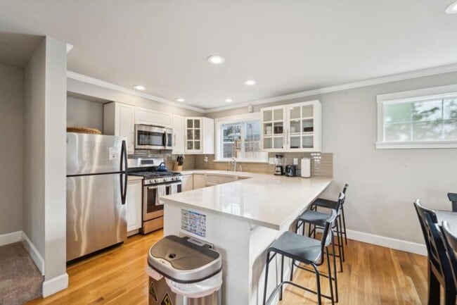 Building Photo - 3 bedroom in Seattle WA 98112