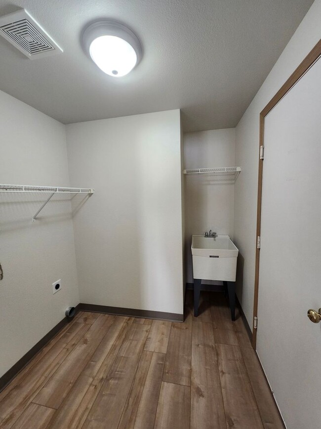 Building Photo - Updated 3 bed, 2 ba w/Oversized Covered Patio