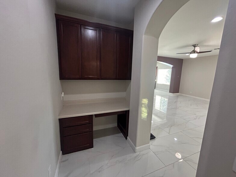 Building Photo - 10765 W Avenida del Rey