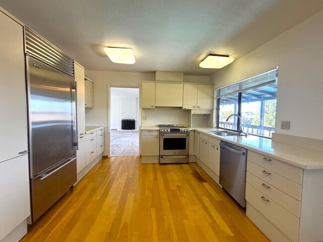 Building Photo - Hayward Hills Home is beautiful location, ...