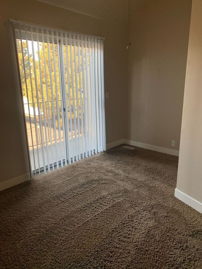 Building Photo - Spacious 2 Bed 1.5 Bath Townhome in Murray...