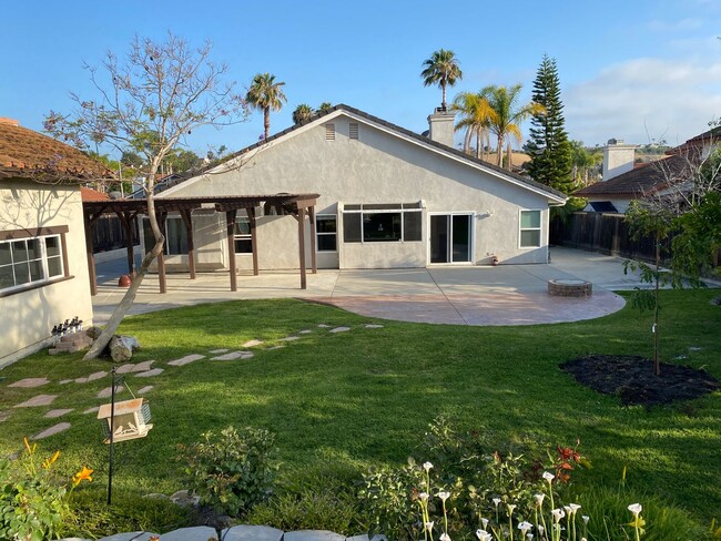 Building Photo - Move-in Special!! Single level view home i...