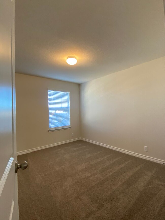 Building Photo - $300 OFF 1ST MONTH RENT IF YOU MOVE IN WIT...