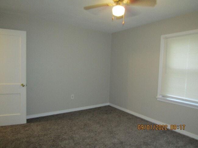 Building Photo - Very nice spacious home located in the Tom...