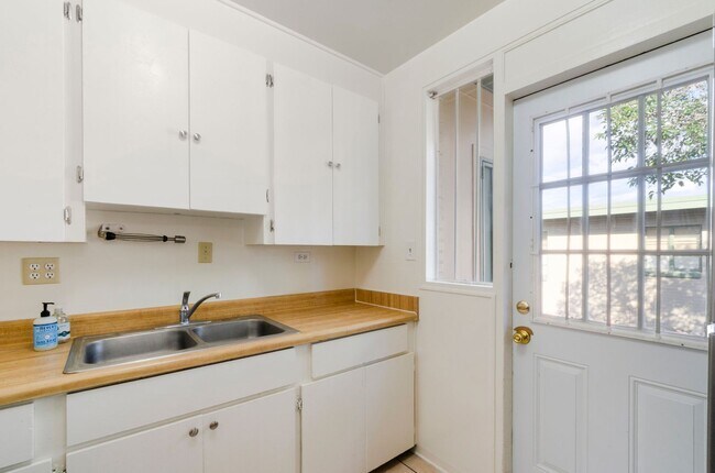 Building Photo - Charming 1-bedroom, 1-bath home in Tucsons most iconic neighborhood!