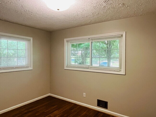 Building Photo - Cute cottage! 3 bed, 2 full bath, large bo...
