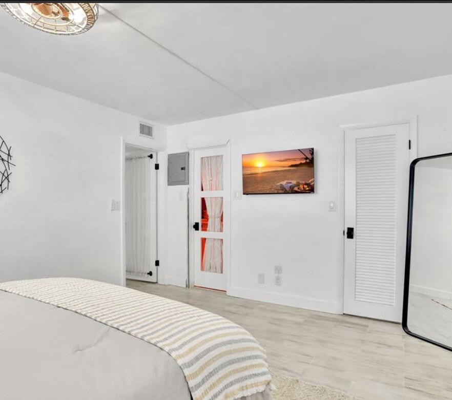 Building Photo - 1050 Hillsboro Mile